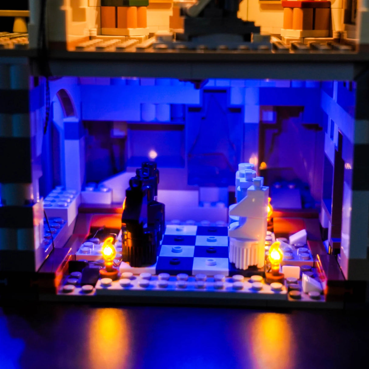 Beleuchtetes Schachbrett aus Legosteinen mit schwarzen und weißen Figuren