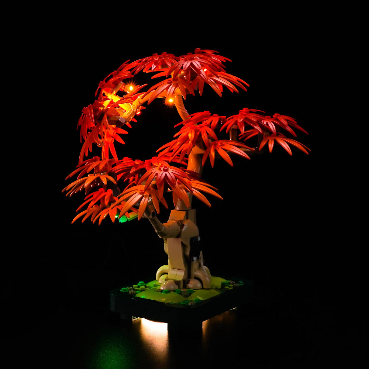 Beleuchteter LEGO Bonsai-Baum mit roten Blättern und leuchtenden Lichtern