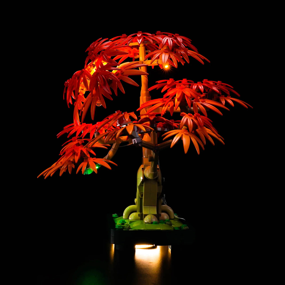 Beleuchteter LEGO Bonsai Baum mit roten Blättern auf schwarzem Hintergrund