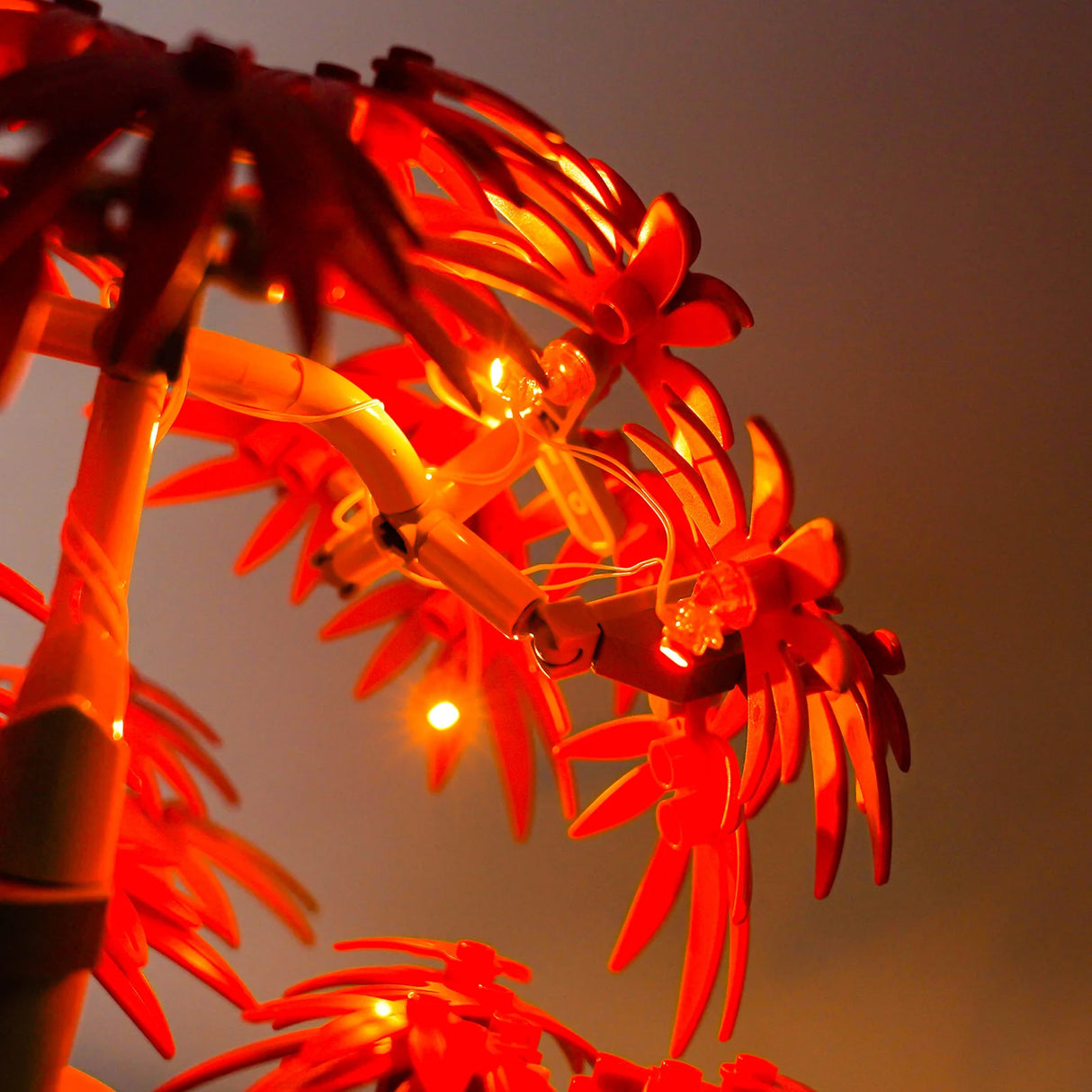 Nahaufnahme einer leuchtenden roten Palme aus LEGO-Steinen