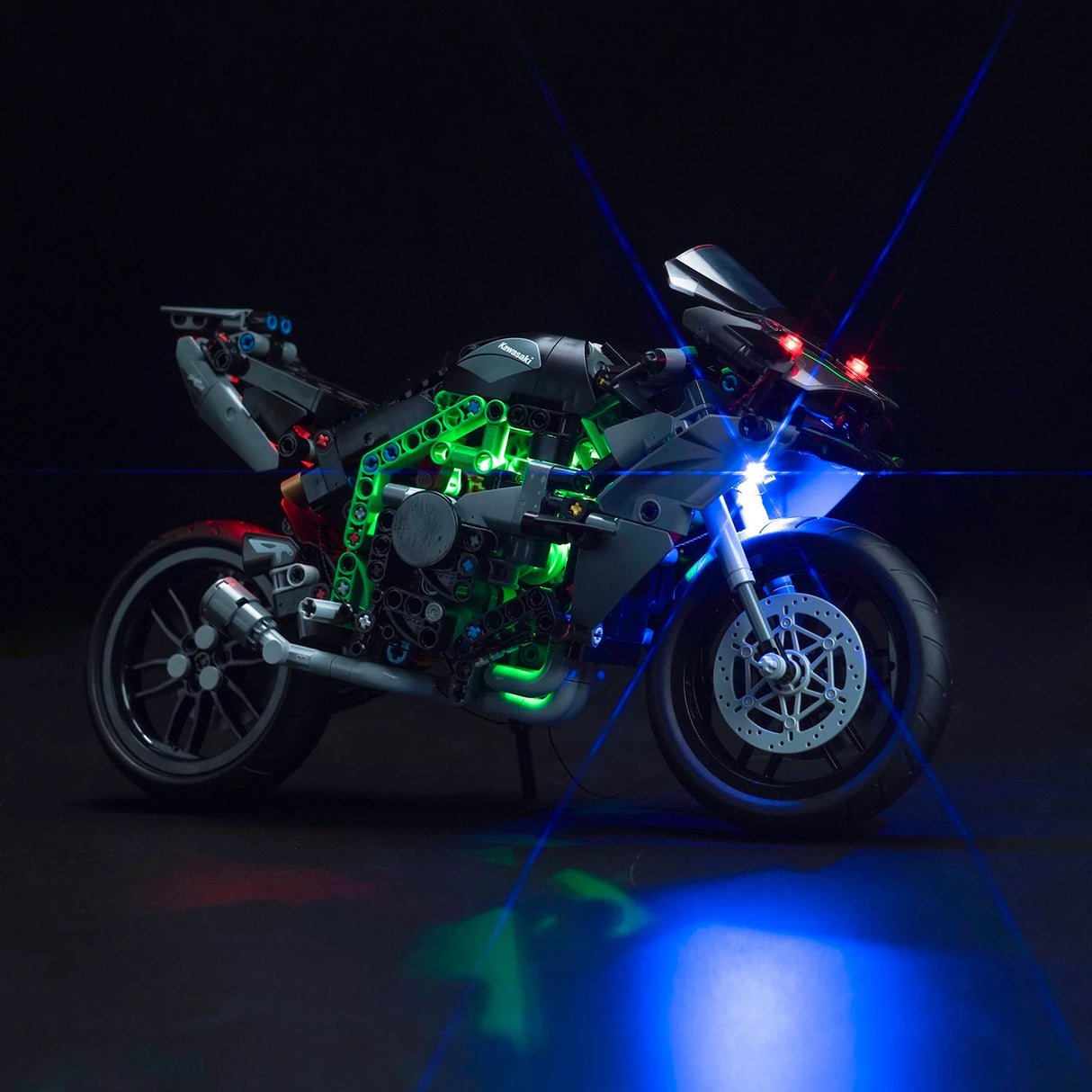 Beleuchtetes Lego Technic Kawasaki Ninja H2R Motorradmodell auf schwarzem Hintergrund