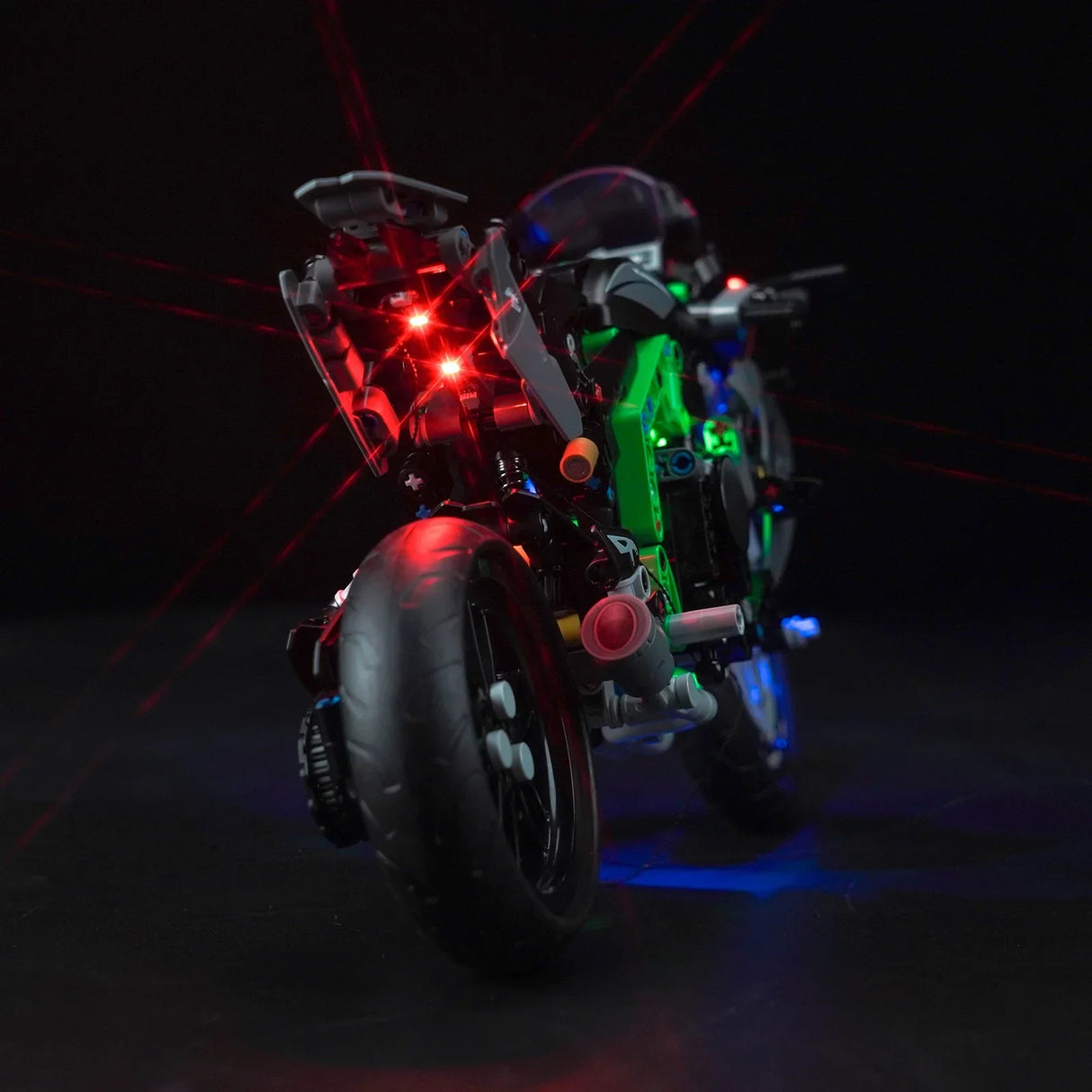 Rückansicht eines Lego-Motorrads mit roten Rücklichtern und grünen und blauen Akzentlichtern