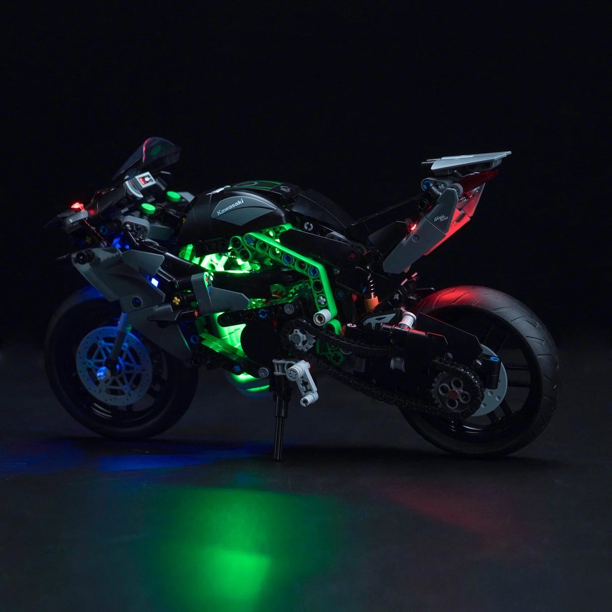 Kawasaki Ninja H2R Motorradmodell mit grüner, blauer und roter Beleuchtung im Dunkeln