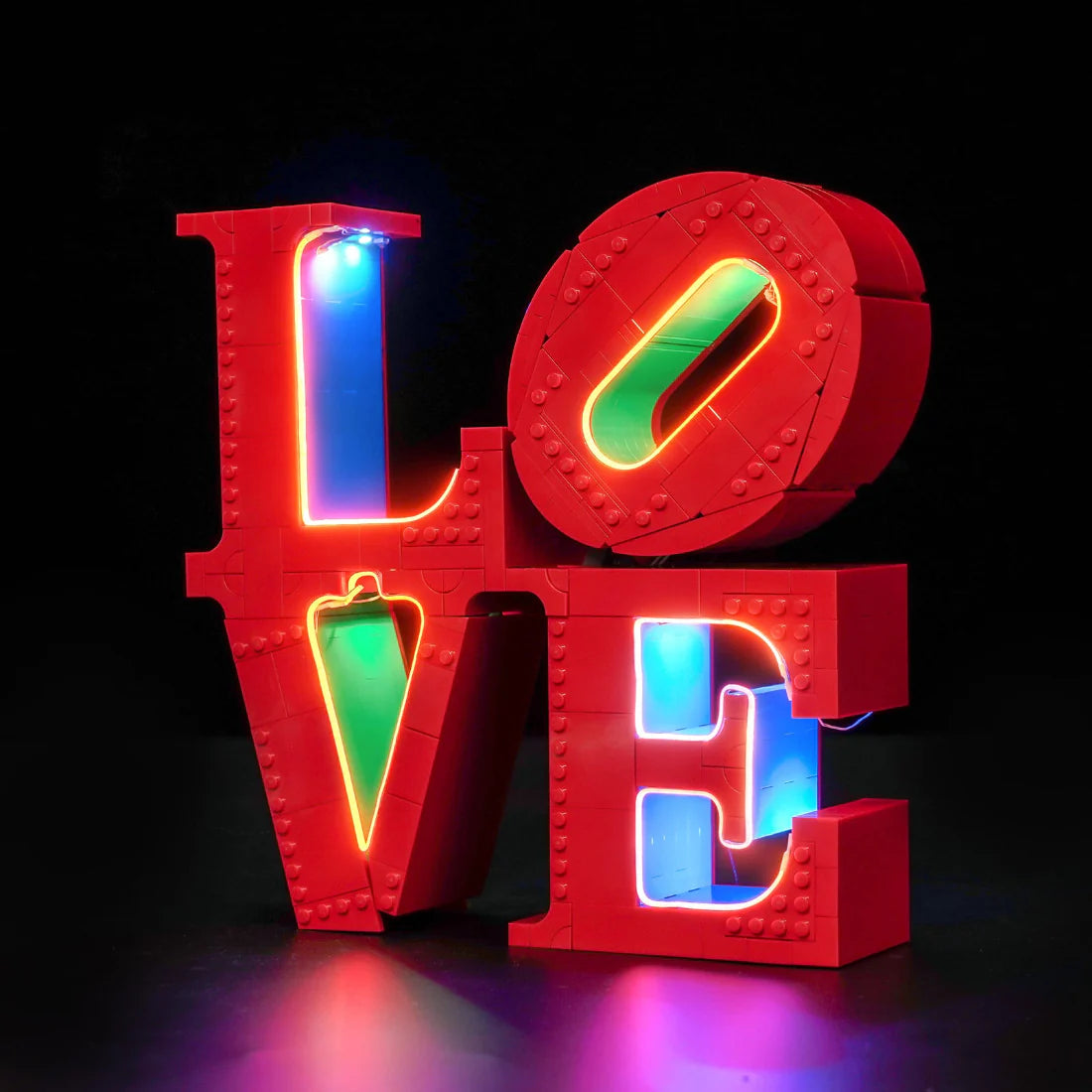 Rotes LEGO-Schild mit dem Wort LOVE in leuchtenden Neonfarben