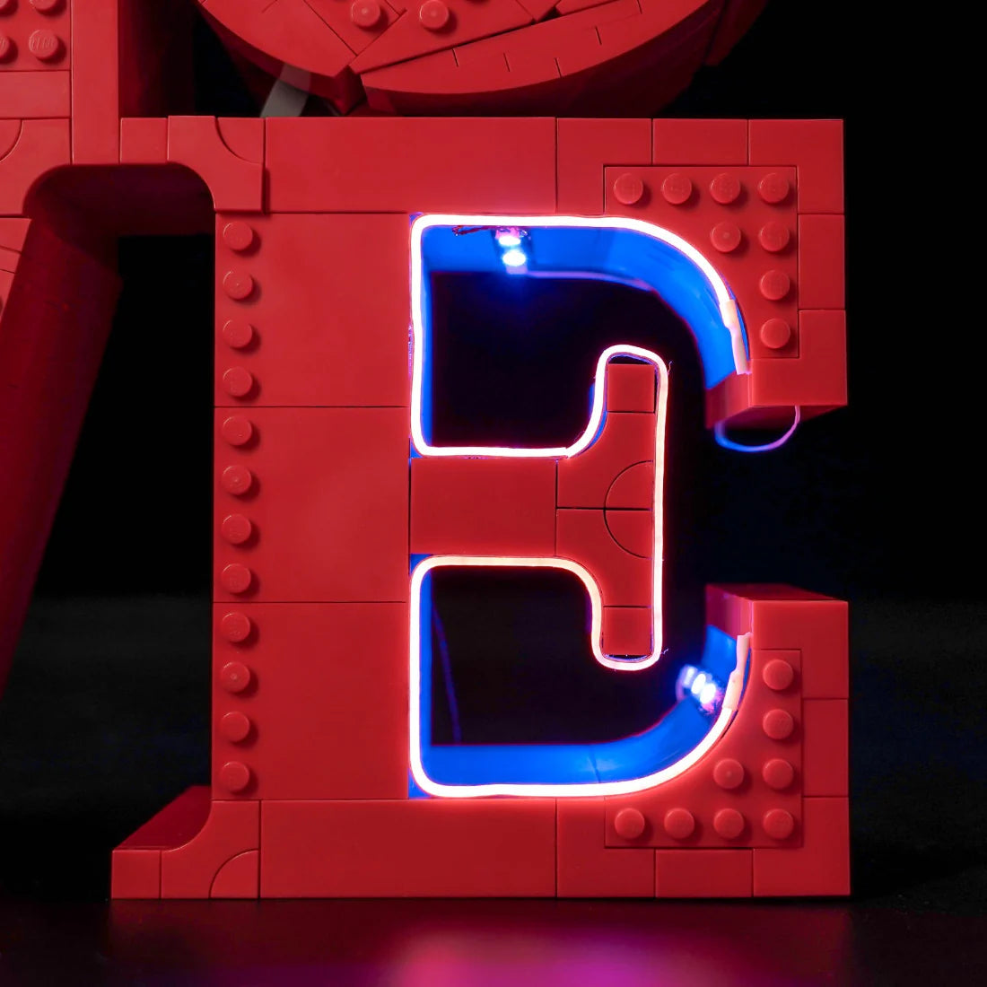 Roter LEGO Buchstabe E mit blauer und weißer Neonbeleuchtung