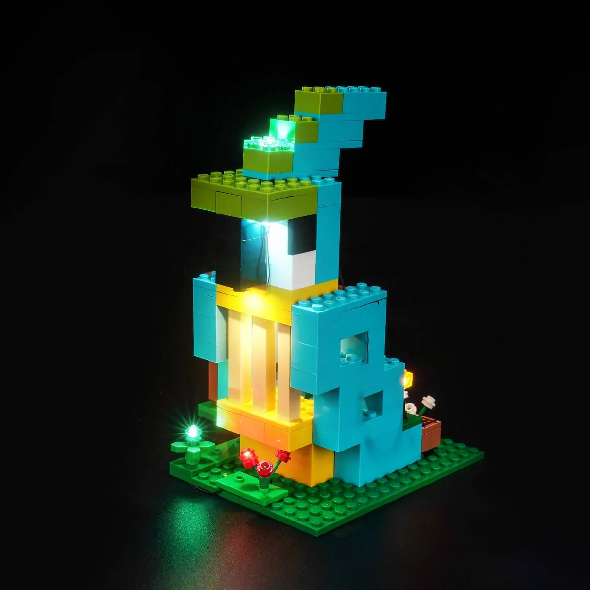 Beleuchtetes LEGO-Modell eines blauen und gelben Hauses mit grünen Akzenten und kleinen Blumen