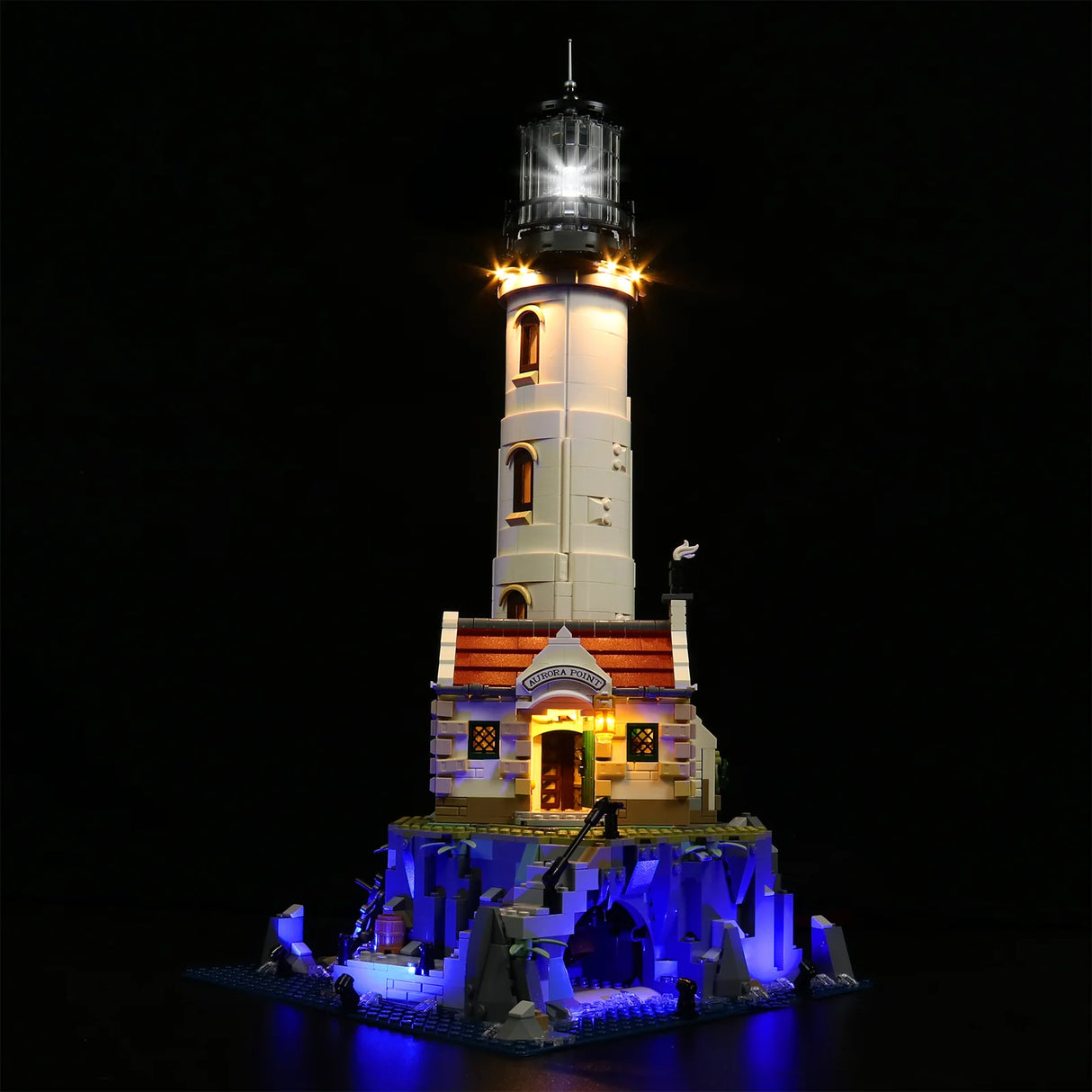 Leuchtturm aus Legosteinen mit leuchtendem Licht auf schwarzem Hintergrund
