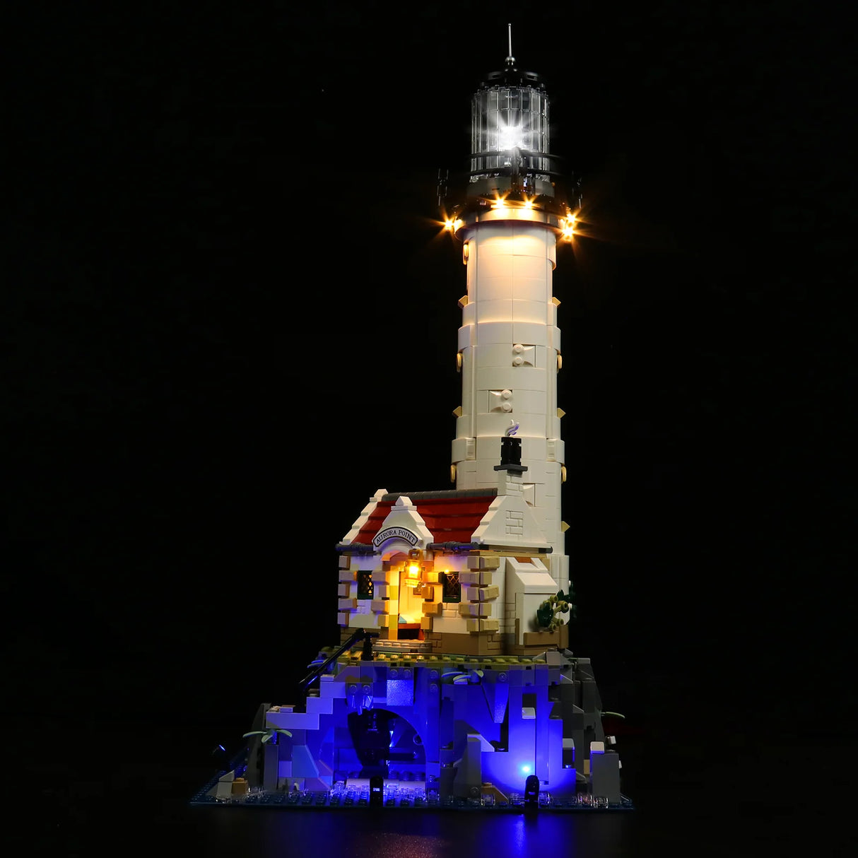 Leuchtturm-Modell mit leuchtendem Licht und blauem Sockel