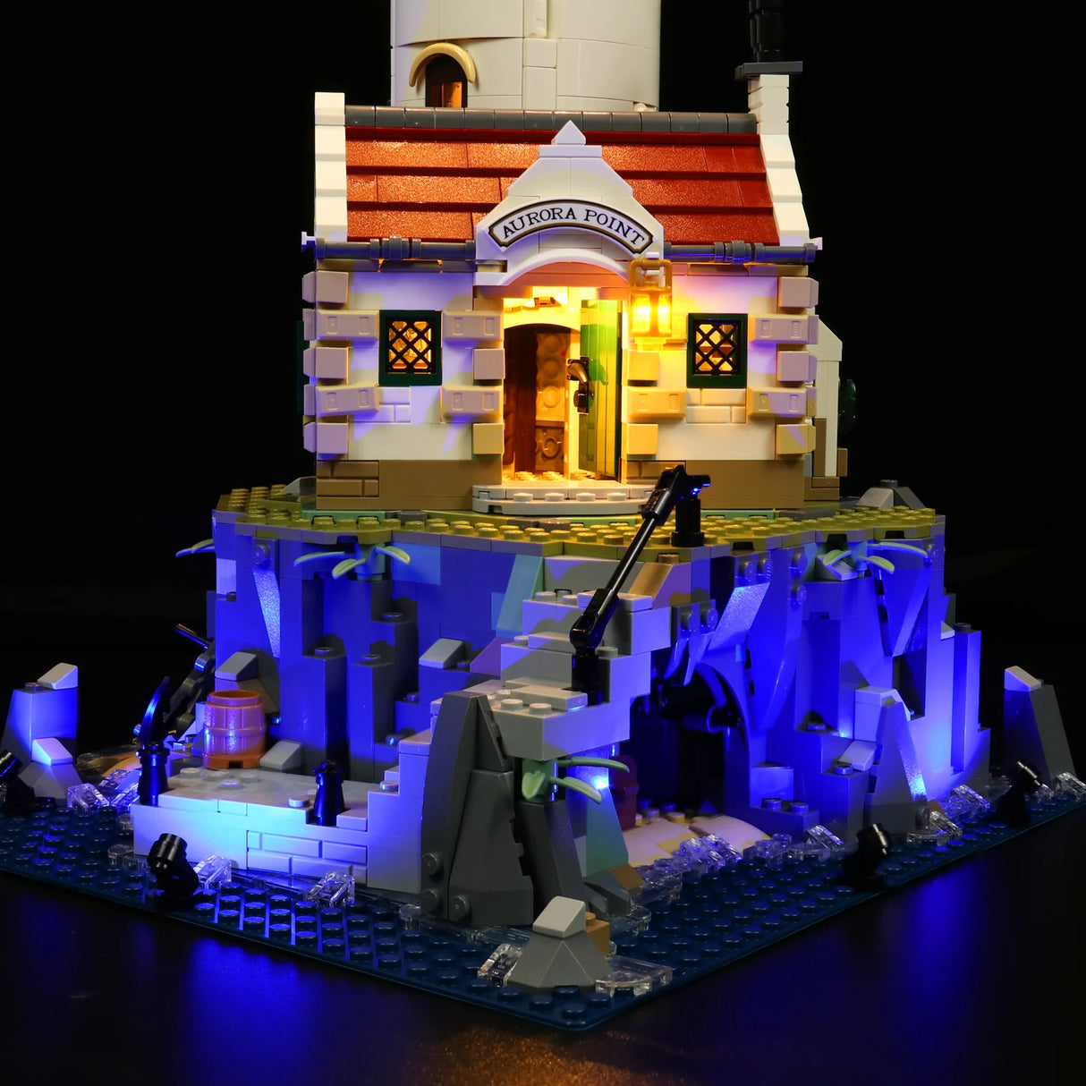 Beleuchtetes LEGO Leuchtturmmodell mit blauen Lichtern am Sockel und gelben Lichtern im Inneren
