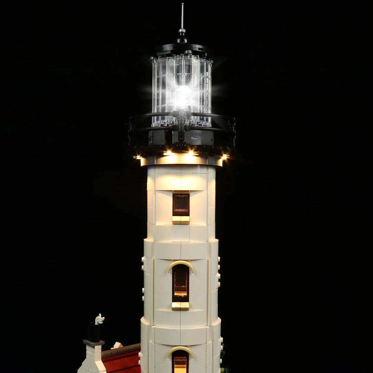 Leuchtturm aus Legosteinen mit leuchtender Laterne und Fenstern