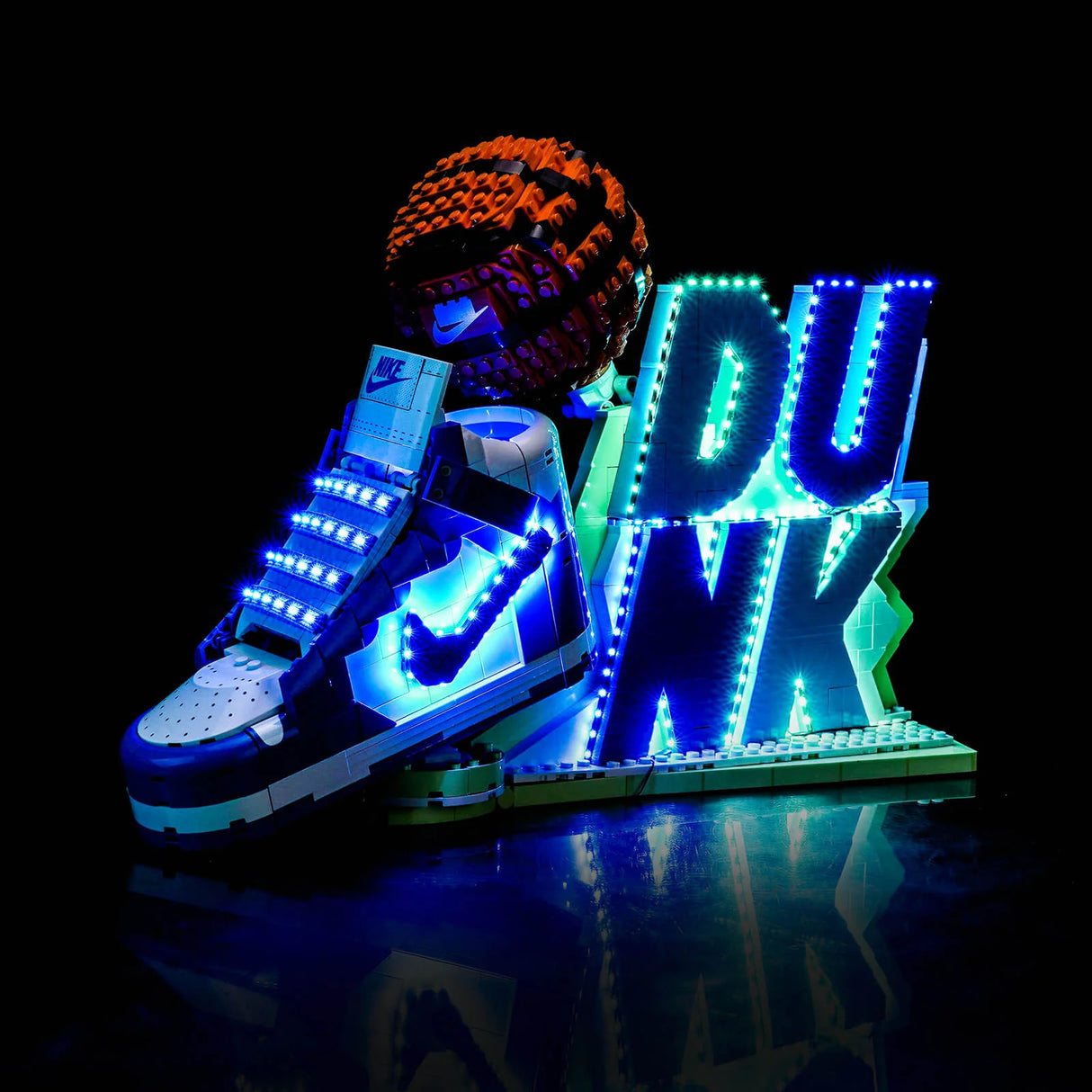 Ein leuchtender Nike Dunk Sneaker aus Legosteinen mit einem Basketball und dem Wort DUNK