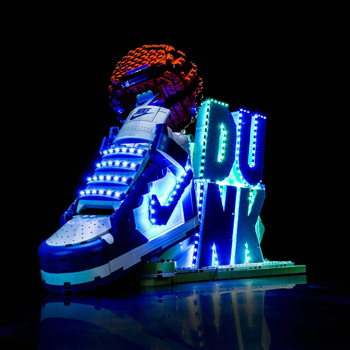 Beleuchteter Nike Dunk Sneaker aus Legosteinen mit einem Basketball und dem Wort DUNK