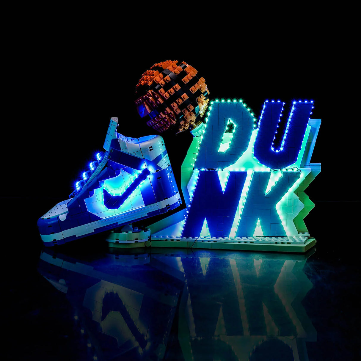 Ein leuchtender Lego-Sneaker und ein Basketball mit dem Wort DUNK in blauen und grünen Lichtern