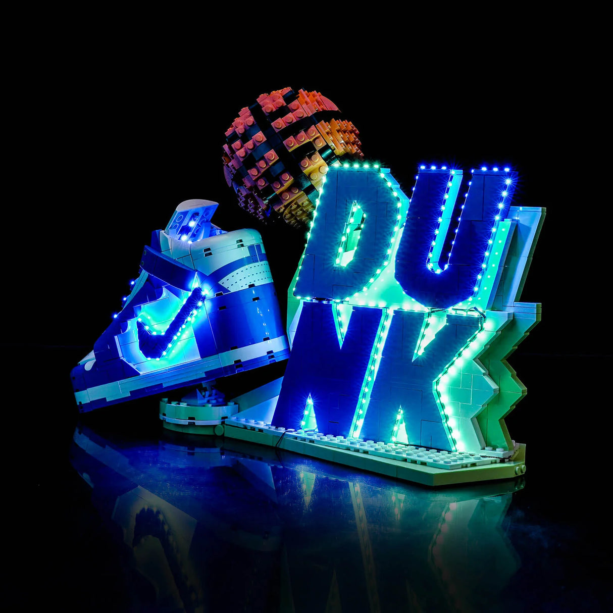 Lego-Modell eines Nike Dunk Sneakers und des Wortes DUNK mit blauer und grüner Beleuchtung