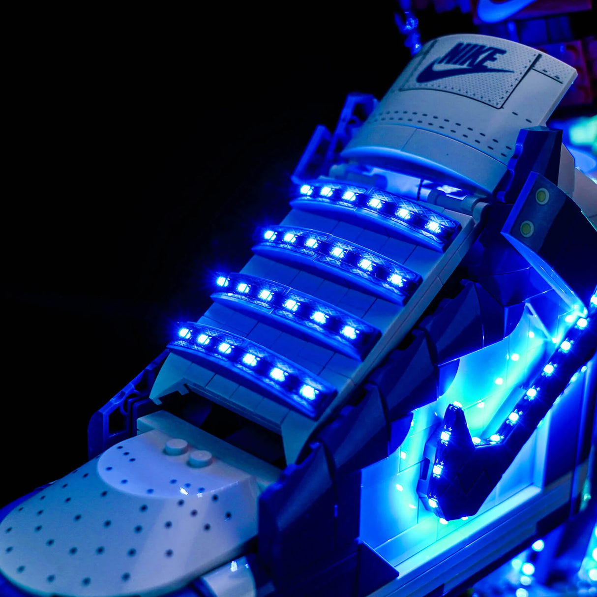 Nahaufnahme eines Nike-Sneakers aus Legosteinen mit blauen LED-Lichtern