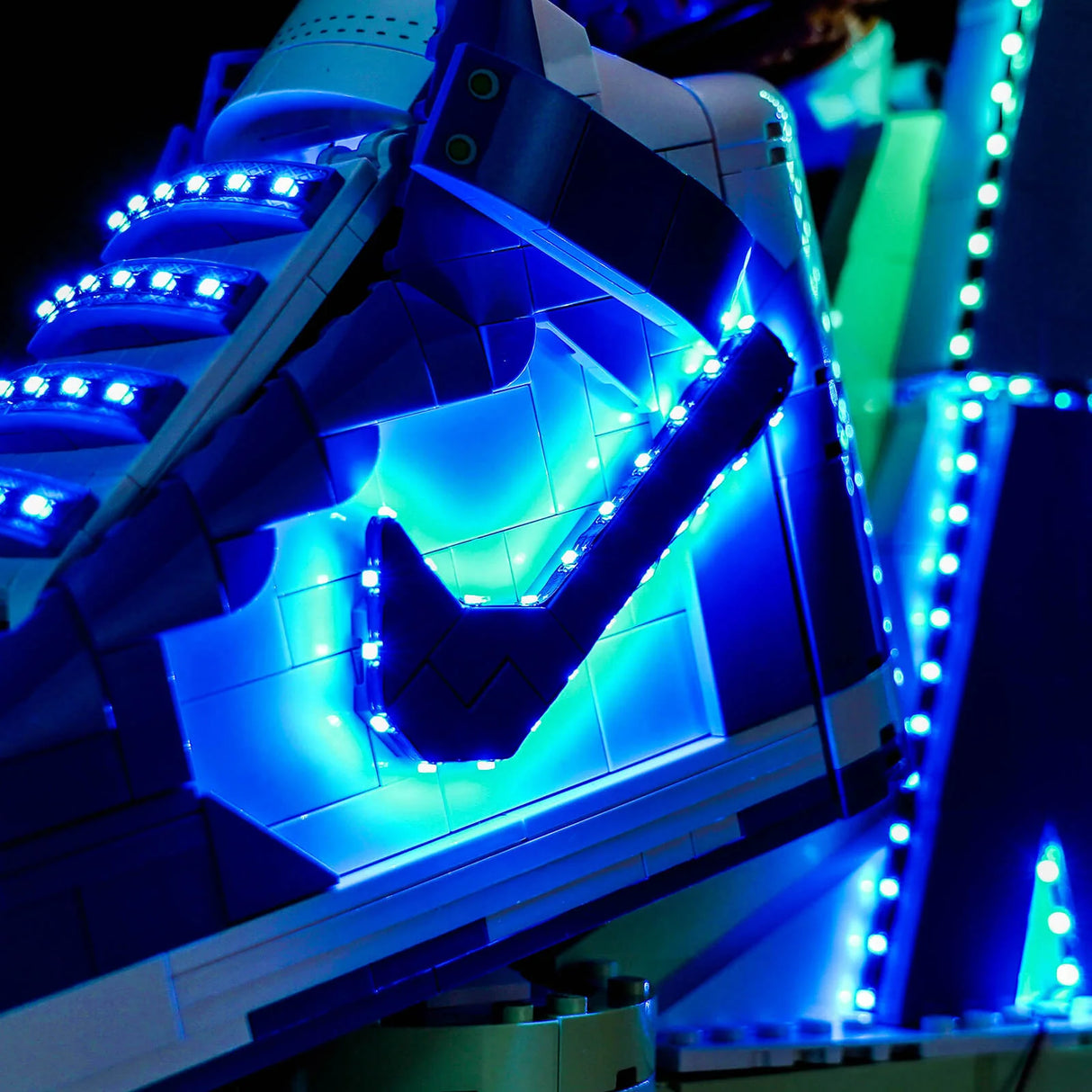 Nahaufnahme eines leuchtenden Nike-Schuhs aus Legosteinen mit blauen und grünen Lichtern