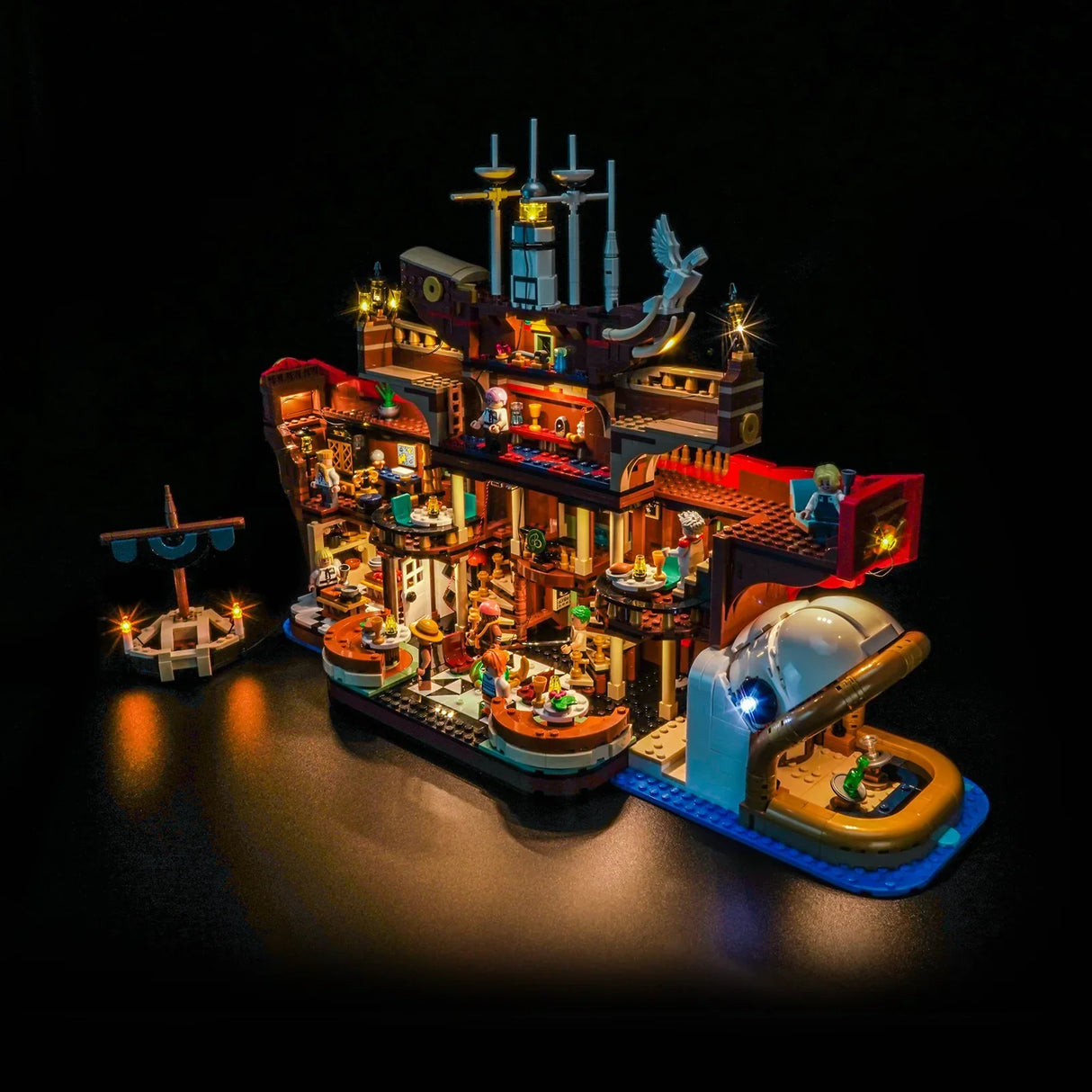 Beleuchtetes LEGO Piratenschiff mit vielen Details und Figuren auf schwarzem Hintergrund