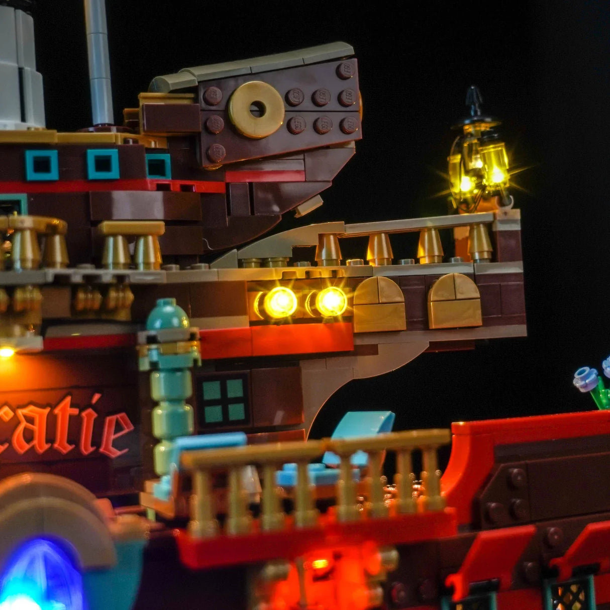 Beleuchtetes Lego Piratenschiff mit Laternen und Lichtern
