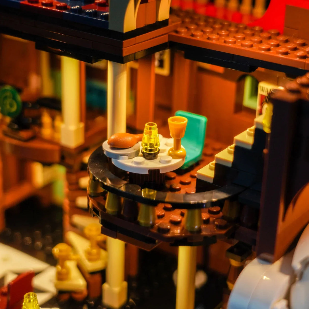 Nahaufnahme eines Lego-Sets mit einem Tisch, Stühlen und einer Treppe