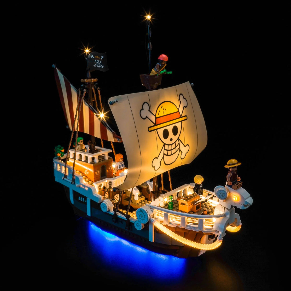 Beleuchtetes Lego-Piratenschiff mit Totenkopf-Segel und blauer Unterbodenbeleuchtung