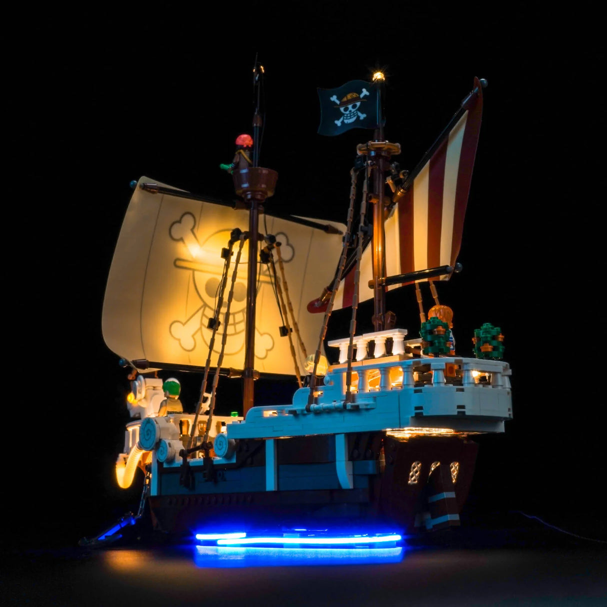 Beleuchtetes Lego Piratenschiff mit Totenkopfsegel und blauer Unterbodenbeleuchtung