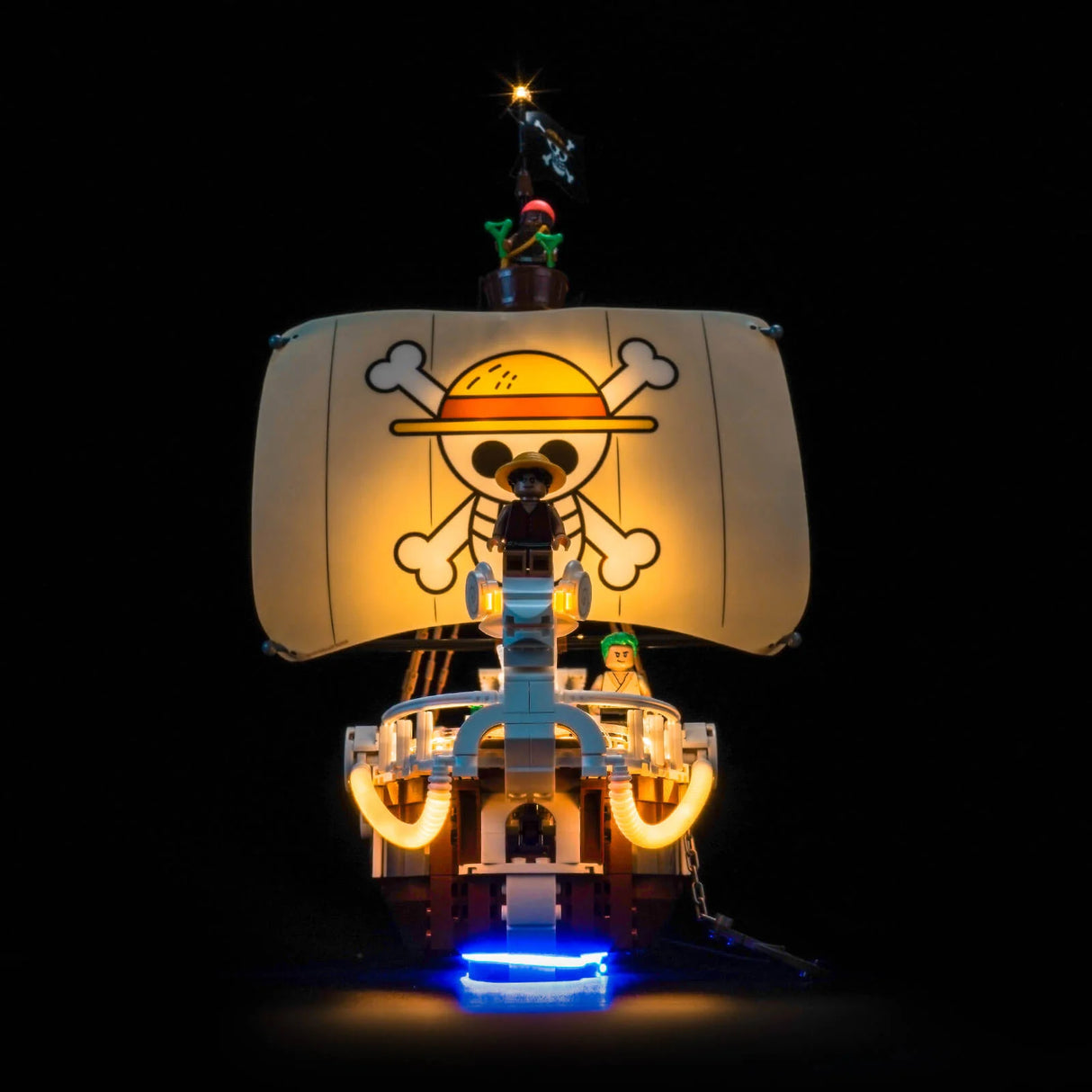 Beleuchtetes Lego One Piece Schiff mit Totenkopf-Segel und Figuren auf schwarzem Hintergrund