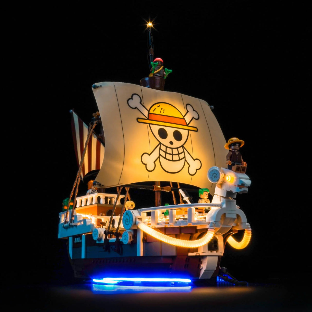 Beleuchtetes Lego-Schiff mit Totenkopf-Segel und blauen Unterwasserlichtern