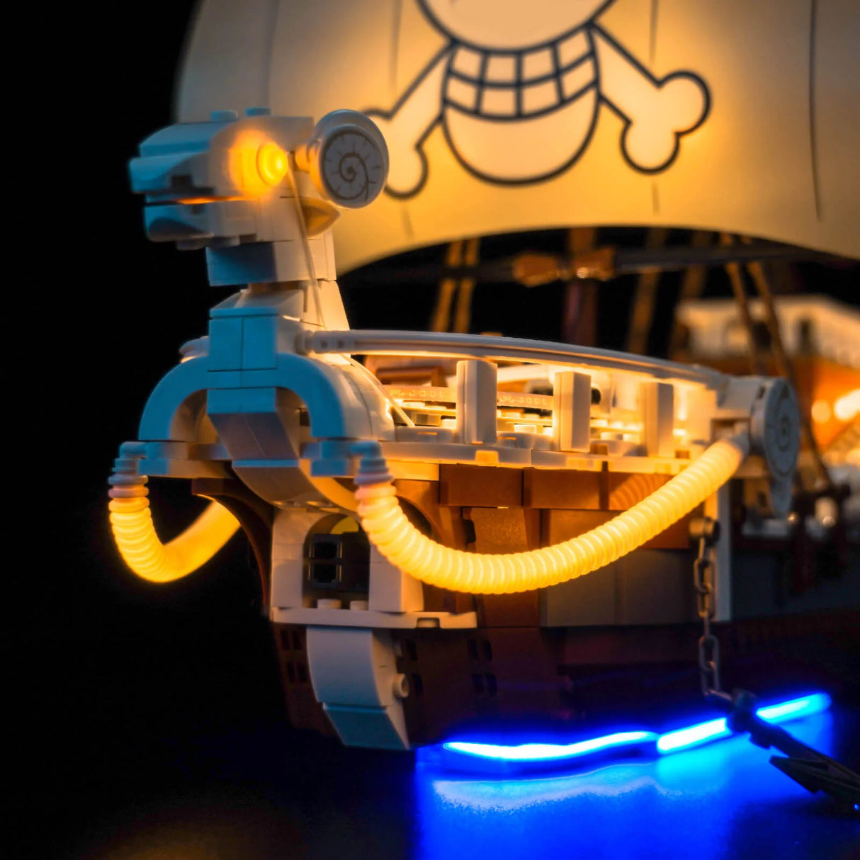 Beleuchtetes Lego-Schiff mit Totenkopfsegel und blauer Unterbodenbeleuchtung