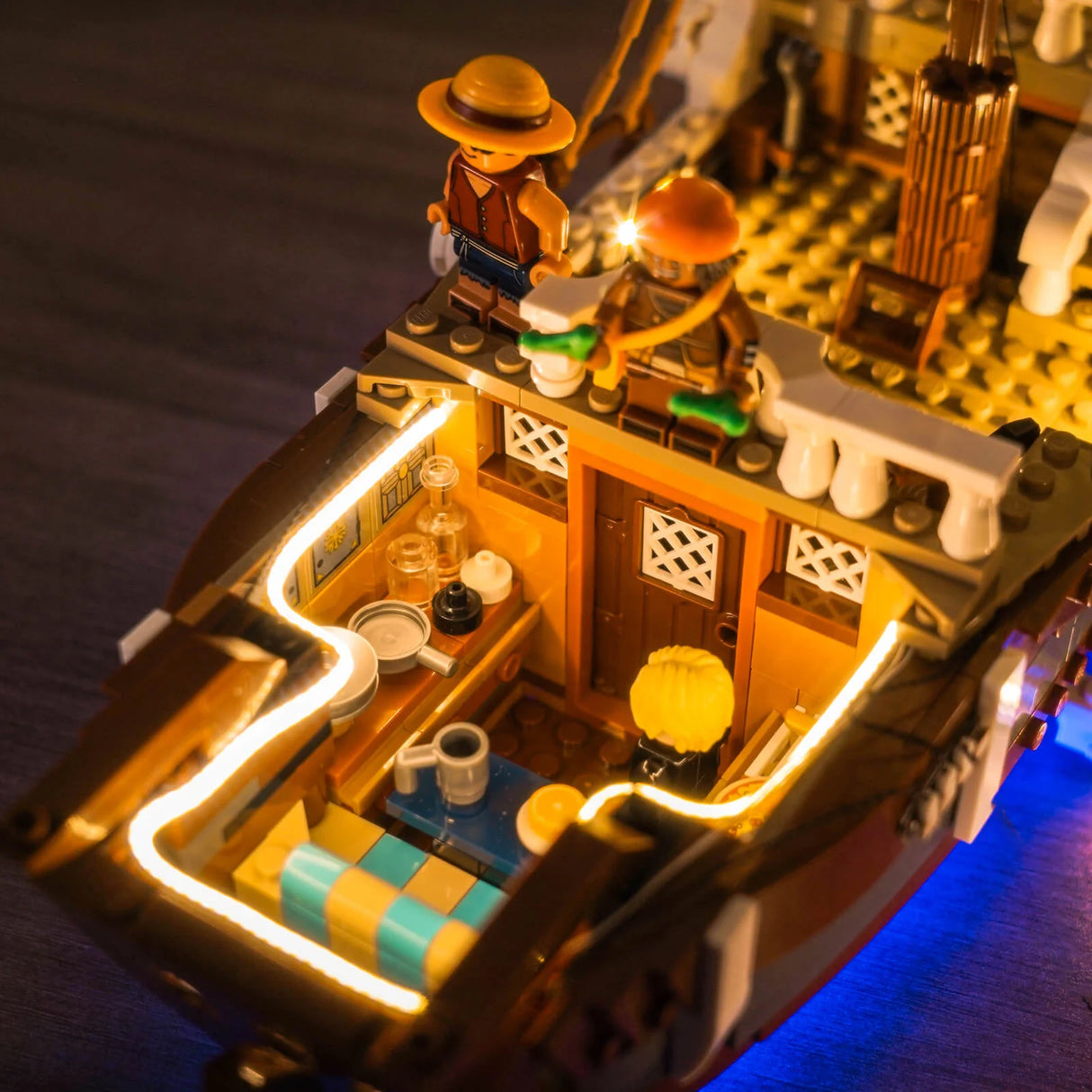 Beleuchtetes Lego Piratenschiff mit zwei Figuren an Deck und einer detaillierten Kabine