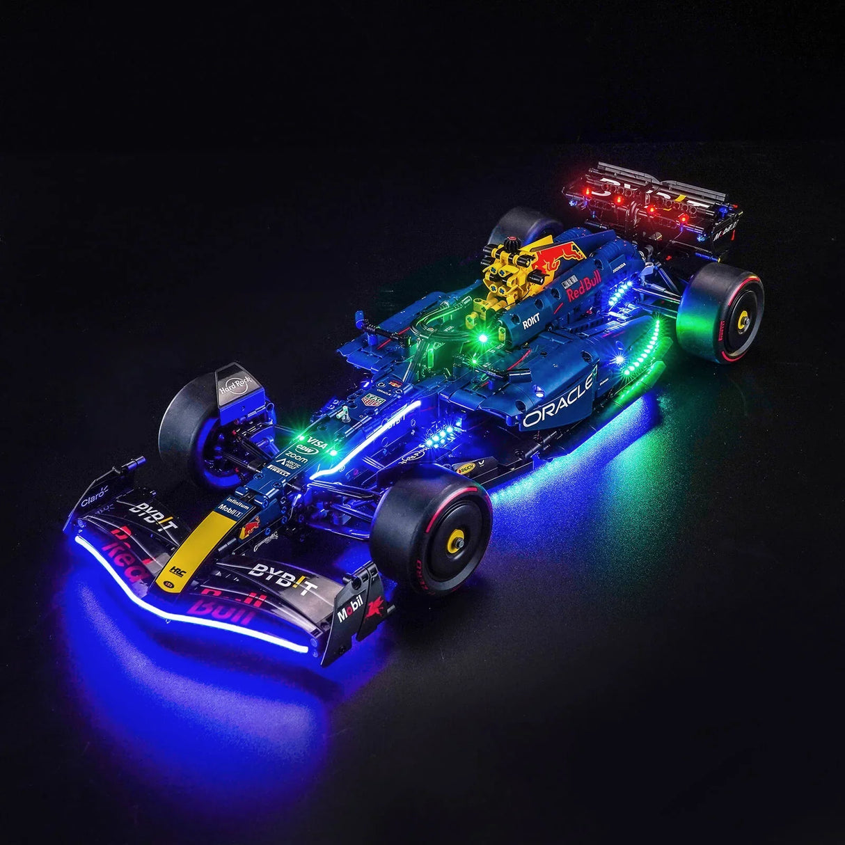 Ein blaues Formel-1-Modellauto mit leuchtenden blauen und grünen Lichtern auf schwarzem Hintergrund