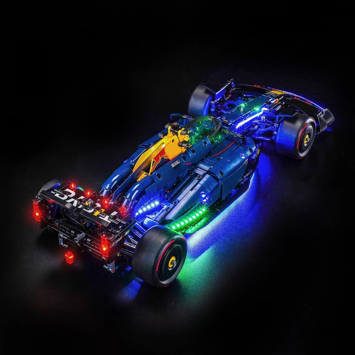 Ein blaues Formel-1-Modellauto mit leuchtenden roten, blauen und grünen Lichtern auf schwarzem Hintergrund