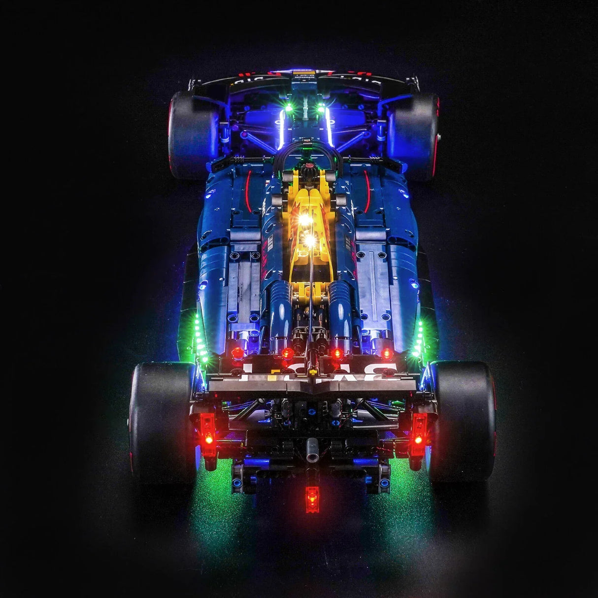 Beleuchtetes Modell eines Formel-1-Rennwagens von oben gesehen