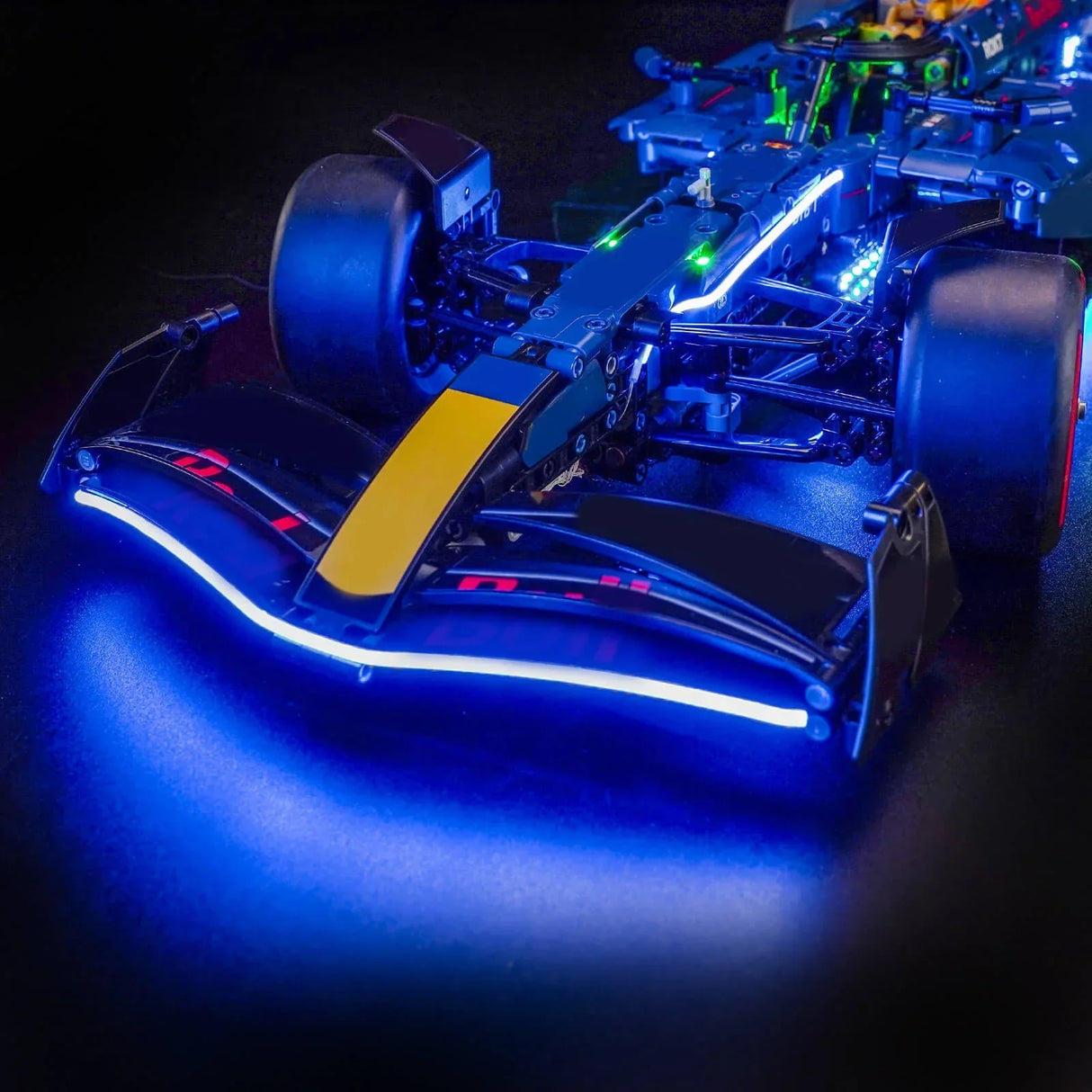 Nahaufnahme eines beleuchteten Formel-1-Rennwagens mit blauen und gelben Details