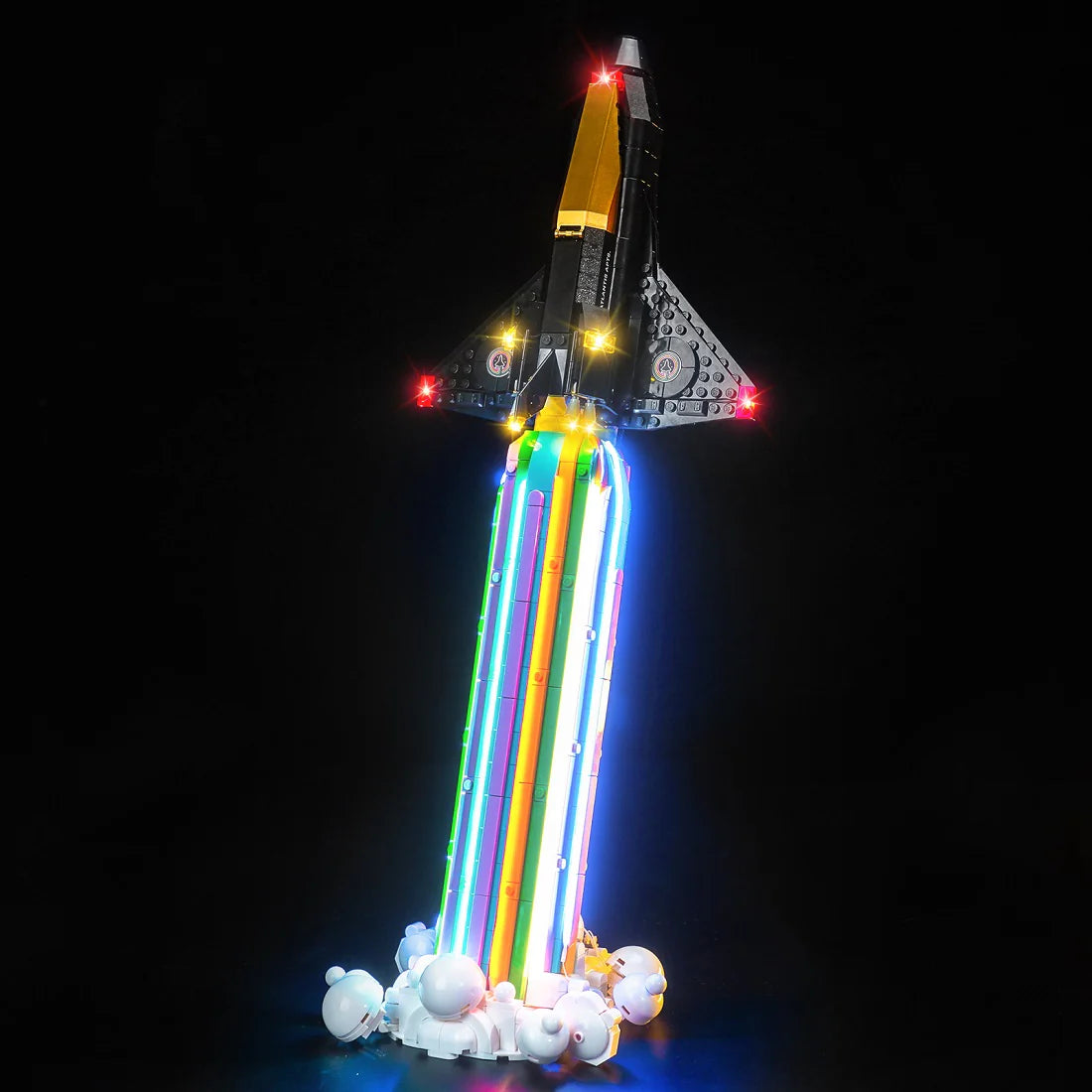 Beleuchtetes Modell einer Rakete aus Klemmbausteinen mit farbigen Lichtstreifen vor schwarzem Hintergrund