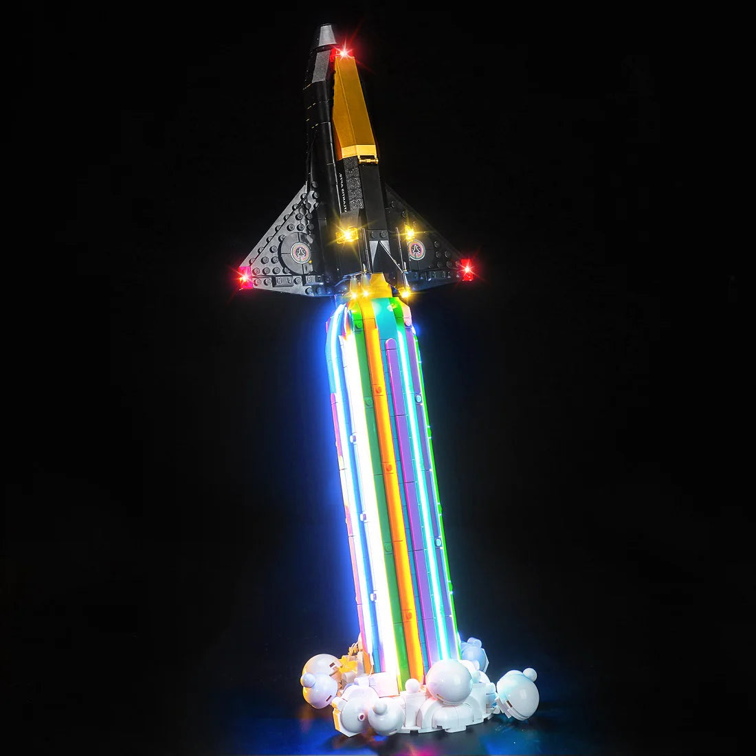 Beleuchtetes Lego Modell einer startenden Rakete mit bunten LED Streifen vor schwarzem Hintergrund