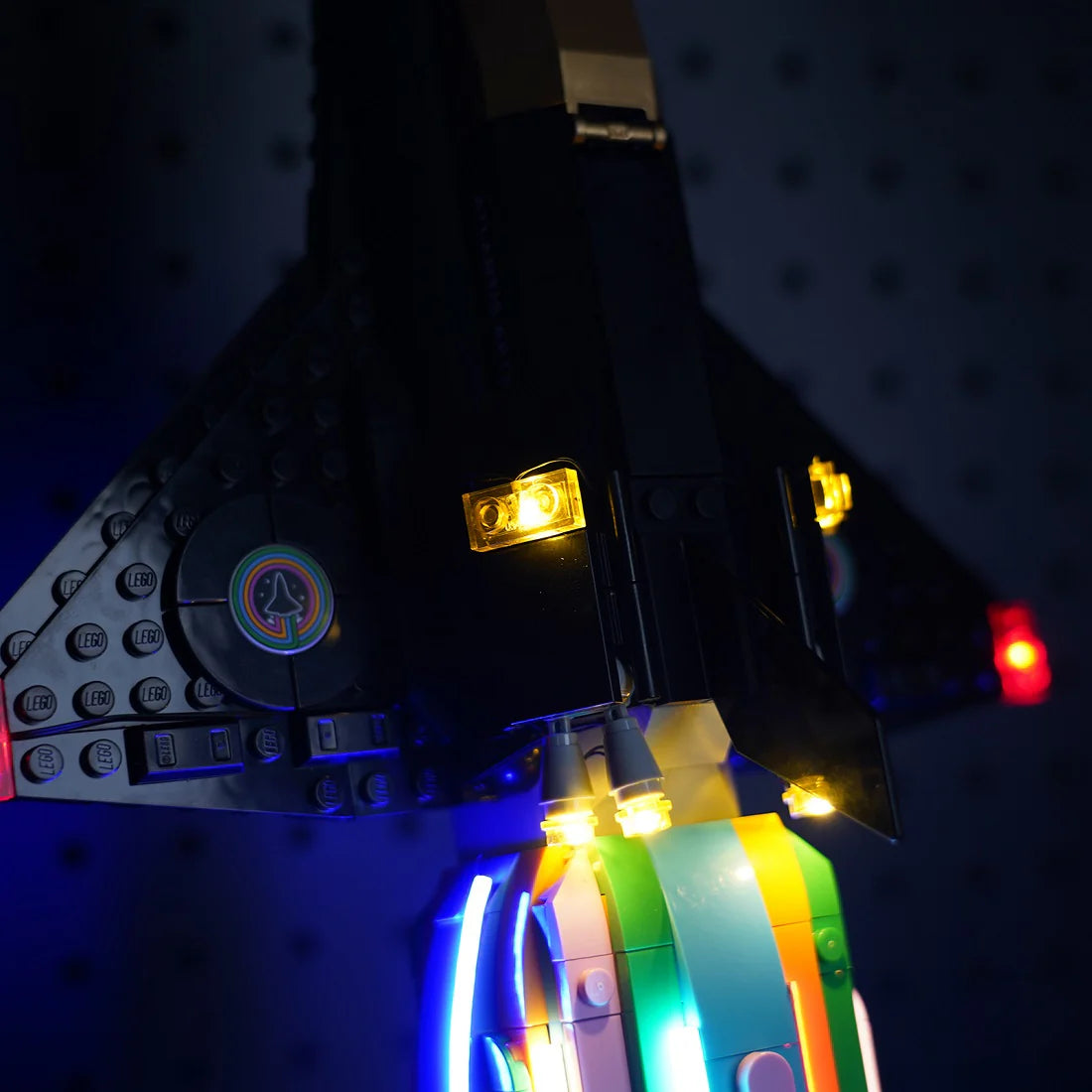 Beleuchtetes Lego Weltraummodell mit bunten LED Lichtern im Dunkeln