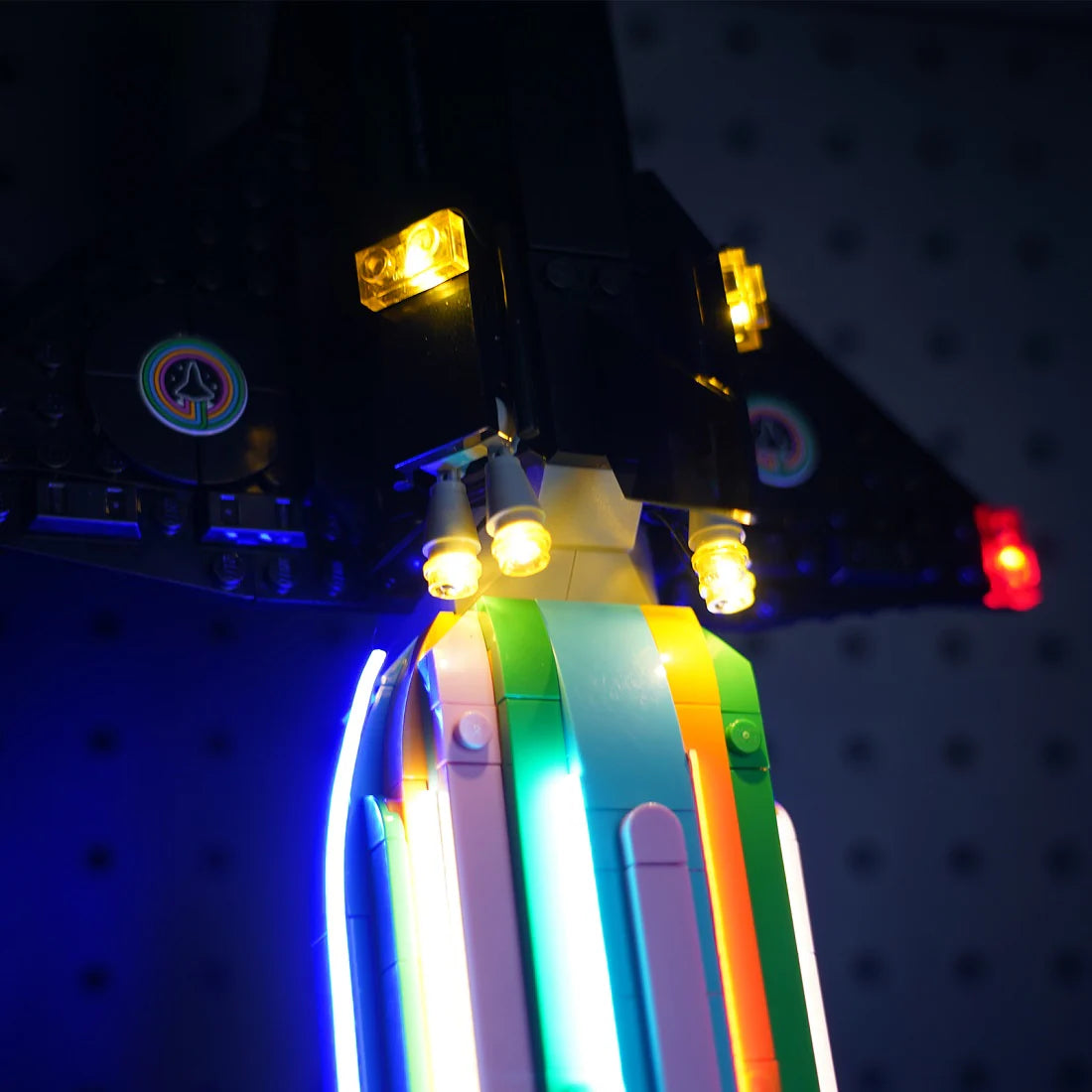 Beleuchtetes Lego Raumschiff mit bunten Lichtstreifen am Heck