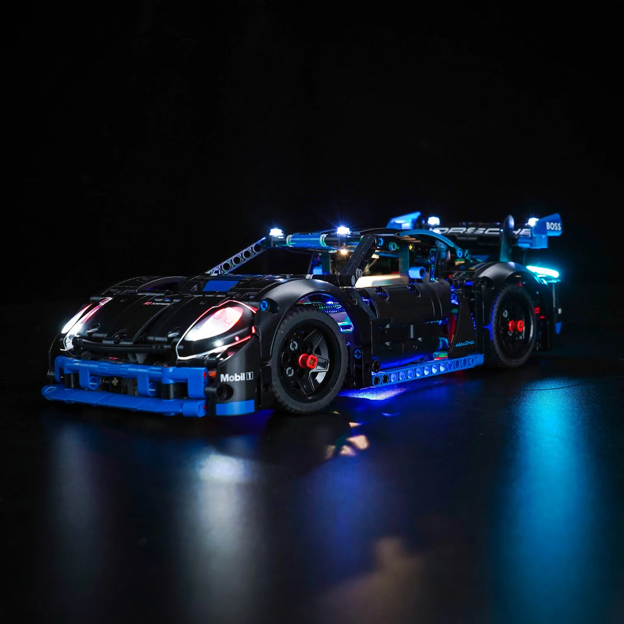 Schwarzes Spielzeugauto mit blauen und weißen Lichtern auf schwarzem Hintergrund