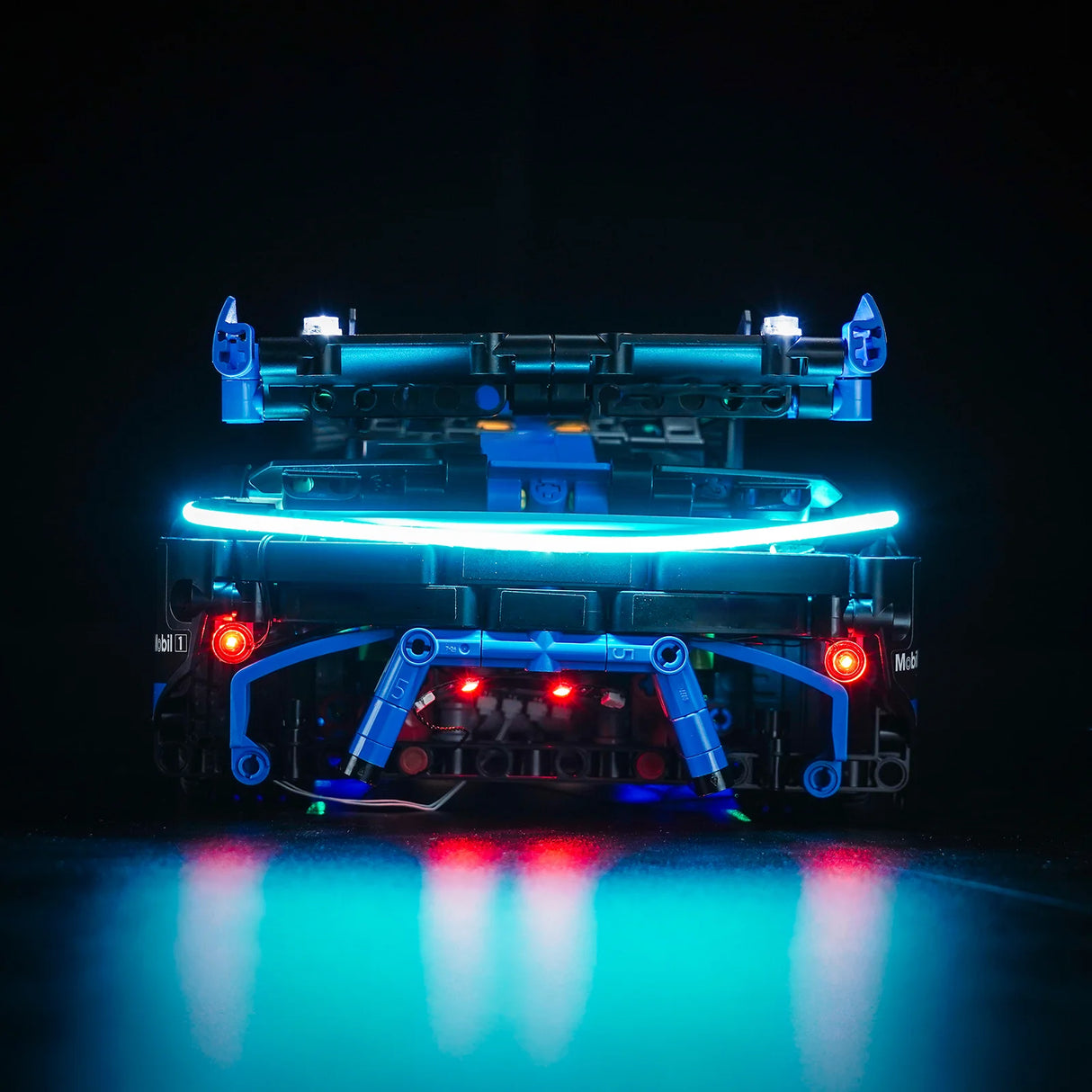 Rückansicht eines blauen Lego-Rennwagens mit leuchtenden roten Rücklichtern und blauem Unterbodenlicht