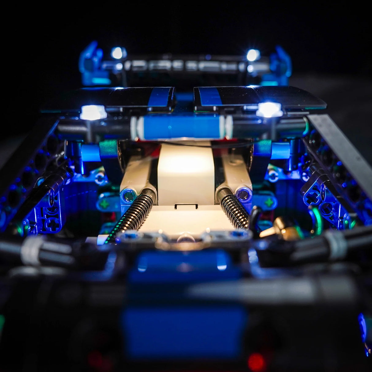 Nahaufnahme eines beleuchteten Lego-Modells mit blauen und weißen Lichtern