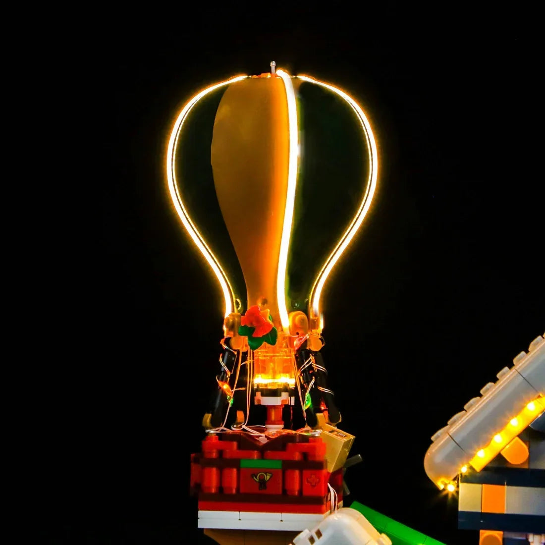 Beleuchtetes Lego Heißluftballon Modell vor schwarzem Hintergrund