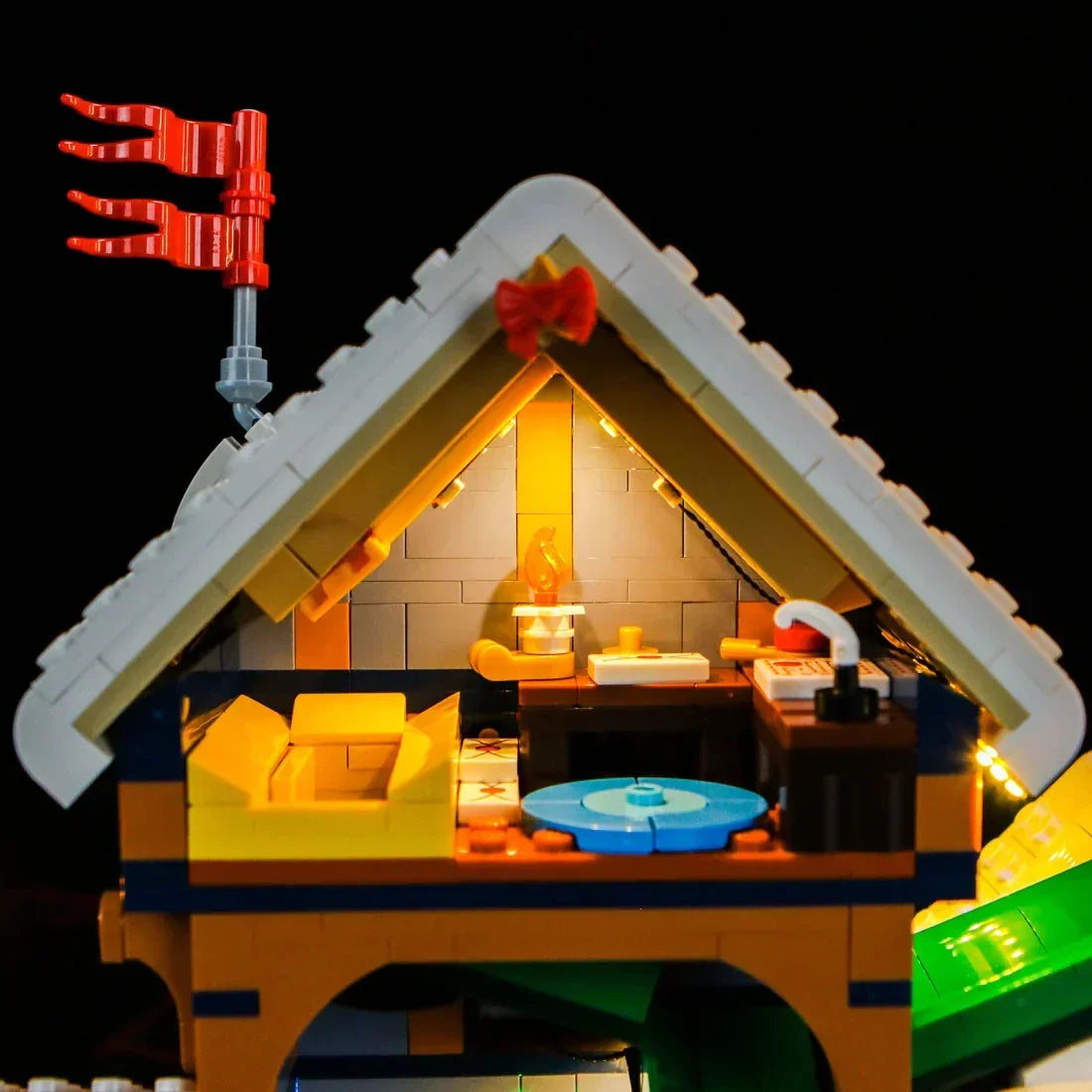 Beleuchtetes Lego Hausmodell mit roter Flagge auf dem Dach