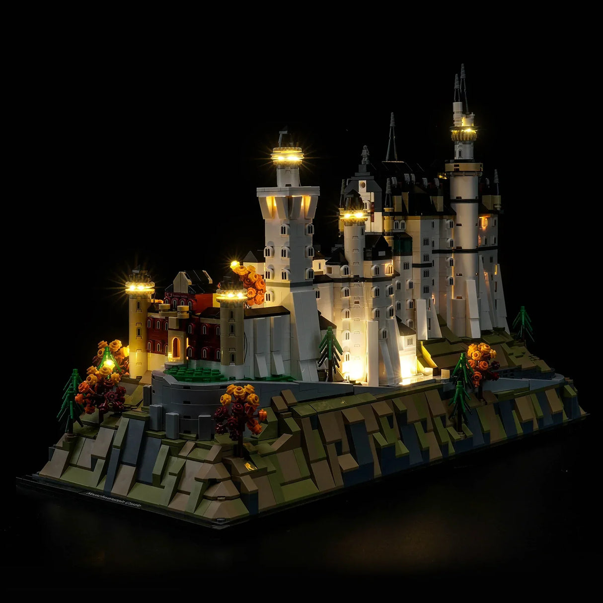 Beleuchtetes LEGO Schloss Neuschwanstein Modell auf schwarzem Hintergrund