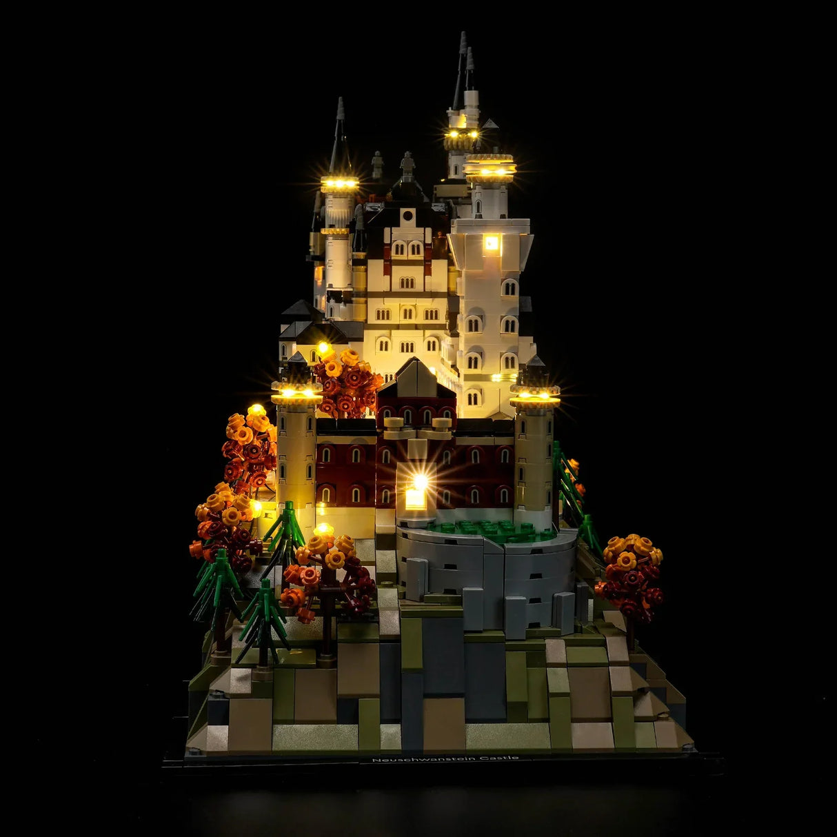 Beleuchtetes LEGO Schloss Neuschwanstein Modell auf schwarzem Hintergrund