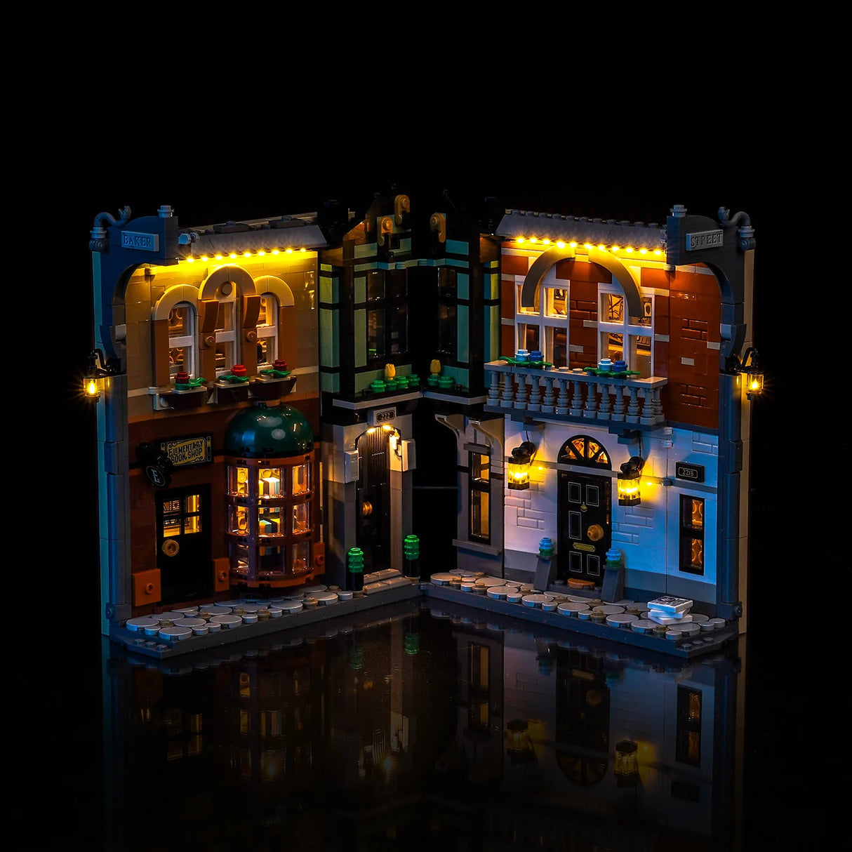 Beleuchtetes LEGO-Modell der Baker Street mit Buchladen und Wohnungen bei Nacht