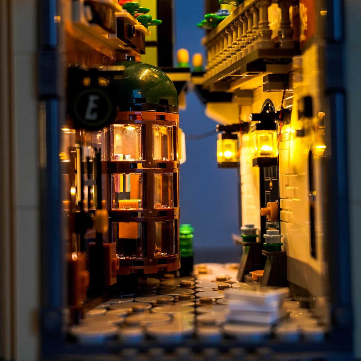 Nahaufnahme eines beleuchteten Lego-Modells einer Gasse mit Gebäuden und Laternen