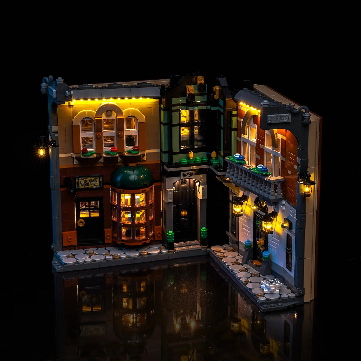 Beleuchtetes LEGO-Modell der Winkelgasse mit drei Gebäuden und Laternen