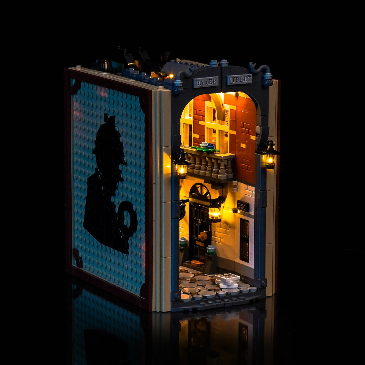 Beleuchtetes Lego-Modell der Baker Street 221B, mit Sherlock Holmes Silhouette auf der Buchseite