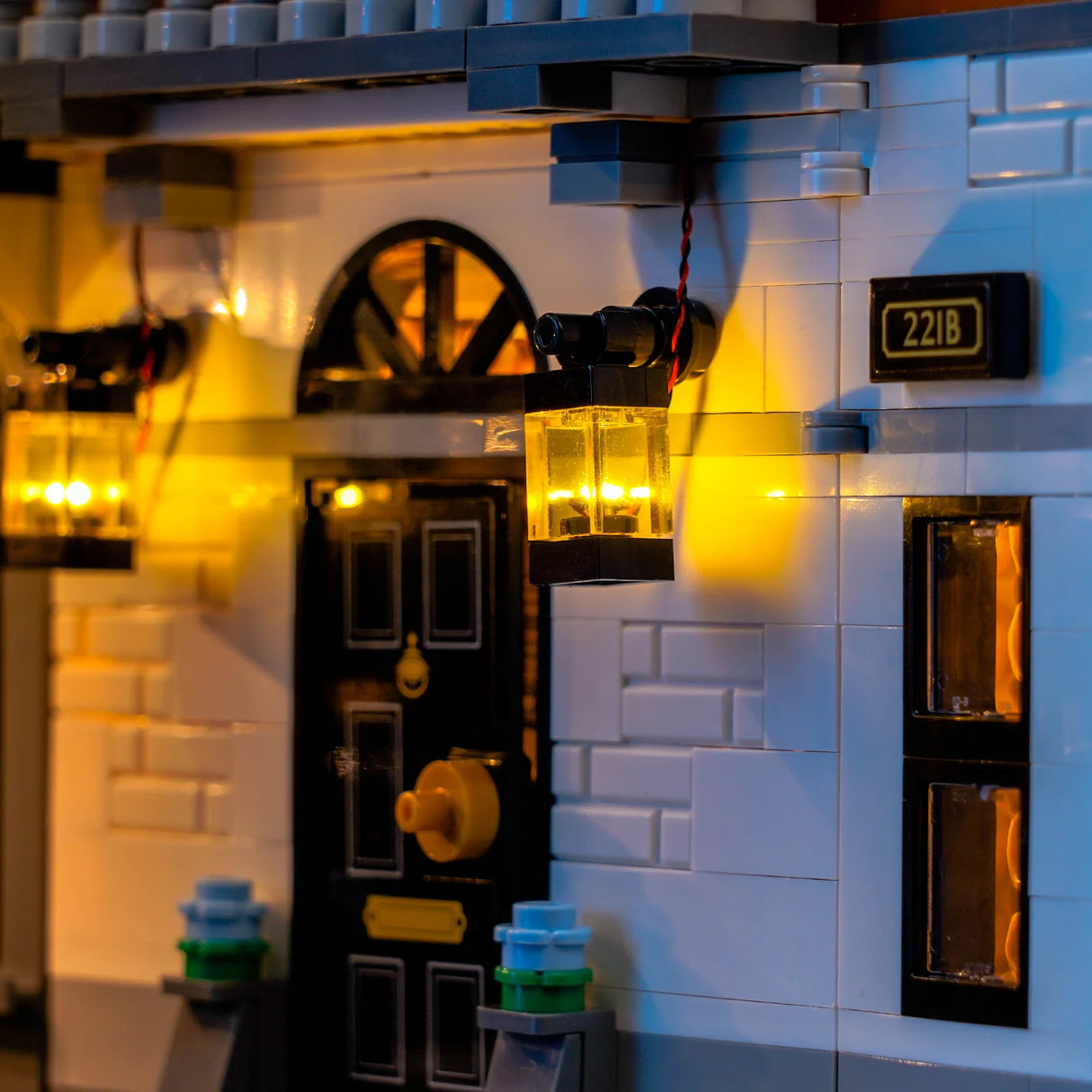 Lego-Haus mit leuchtenden Laternen und der Hausnummer 221B