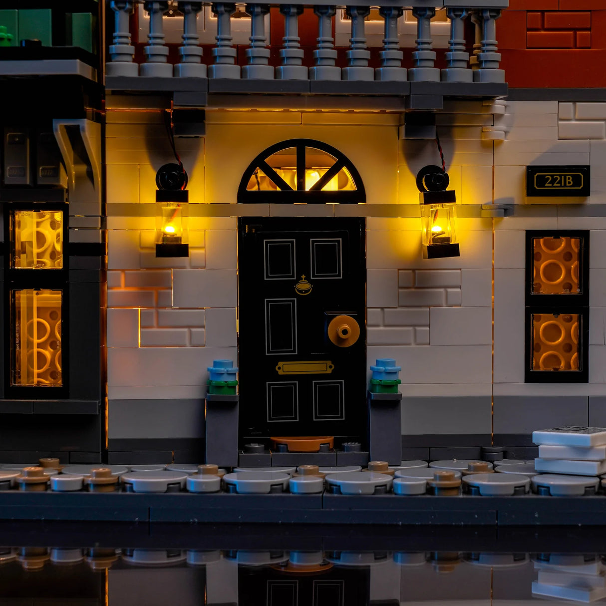 Beleuchtete LEGO-Fassade mit Haustür, Laternen und Balkon